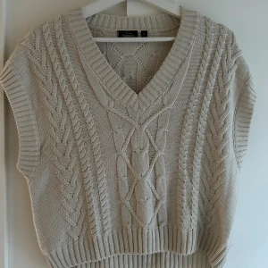 Väst från KappAhl - Snygg stickad/virkad väst från KappAhl. Storlek S. Super bra skicket!