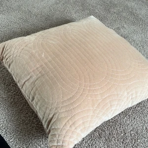 Rosa prydnadskudde  - Jag säljer en jätte fin prydnadskudde från Jysk, med jätte fina detaljer på! 