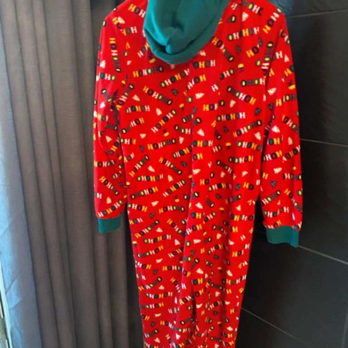 Röd julig onesie med huva - 1