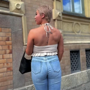 Blå jeans med rak passform Neue Stockholm  - Säljer ett par ljusblå  Blå jeans med rak passform NEUW Stockholm med klassisk femficksdesign och raka ben. Jeansen har hög midja och är tillverkade i slitstarkt bomullsjeansmaterial. Perfekt passform och snygg vintagekänsla, passar dig som gillar tidlös stil.