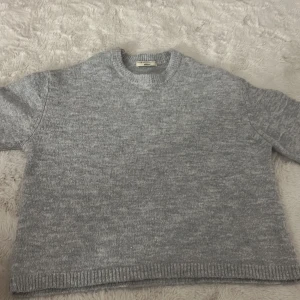 Stickad T-shirt  - Grå stickad T-shirt från Gina i xs kommer inte till användning 💕