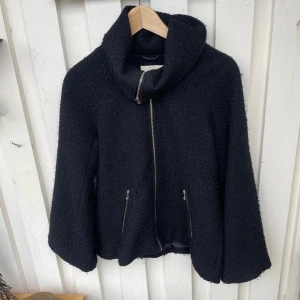 Svart ulljacka från 365 med dragkedja - Stilren svart jacka från 365 i ullmix med markerad krage och två snedställda fickor med dragkedjor. Jackan har en rak, något loose passform och grovstickad struktur. Perfekt för kyliga dagar och enkel att matcha med det mesta. Stl S! precis som på bilden ser den ut 💕skriv vid frågor❤️#Vinted #Fynd #fashion #Mode #🥰😍