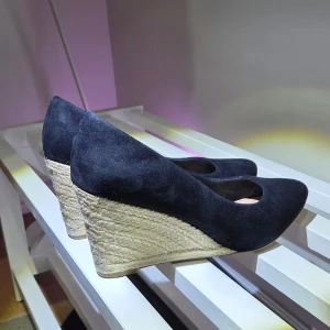 Svarta kilklackar från New Look, Stl 39 - Snygga svarta pumps från New Look med spetsig tå och hög kilklack i flätad jute. Nästintill nya. Ovandelen är i mocka-look och insidan är ljusbeige. Perfekta för dig som vill ha både höjd och stabilitet med en trendig touch. Kilklacken är ca 8 cm hög. 