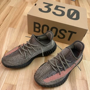 Adidas Yeezy Boost 350 V2 Ash Stone - Ett par Adidas Yeezy Boost 350 V2 ”Ash Stone” Skorna kommer med originalkartong och verifieringskort. Köpte dom nya från GOAT så har kvitto finns!   Nyskick på utsidan bortsett från under skon på sulan, insidan har lite skavanker men de är som att gå i nästan helt nya.   De är ganska små i storleken!