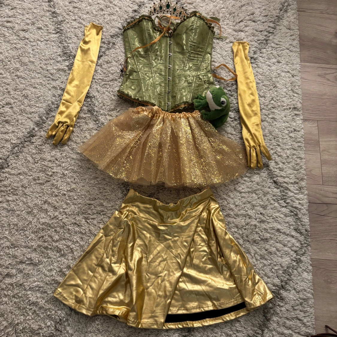 Grön och guldig prinsessklänning - 1