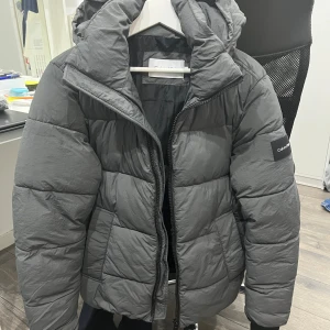Jacka från Calvin klein - Jacka från Calvin Klein i bra skick och prisvärd 