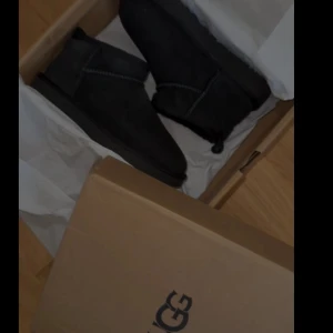 UGG ultra mini - Säljer dessa äkta ultra mini uggs som är använda ett par gånger , i bra skick. Storlek 36, men passar även 37 skulle jag säga. Kontakta mig för fler frågor/ bilder 💕💕 Nypris 1995kr från zalando.