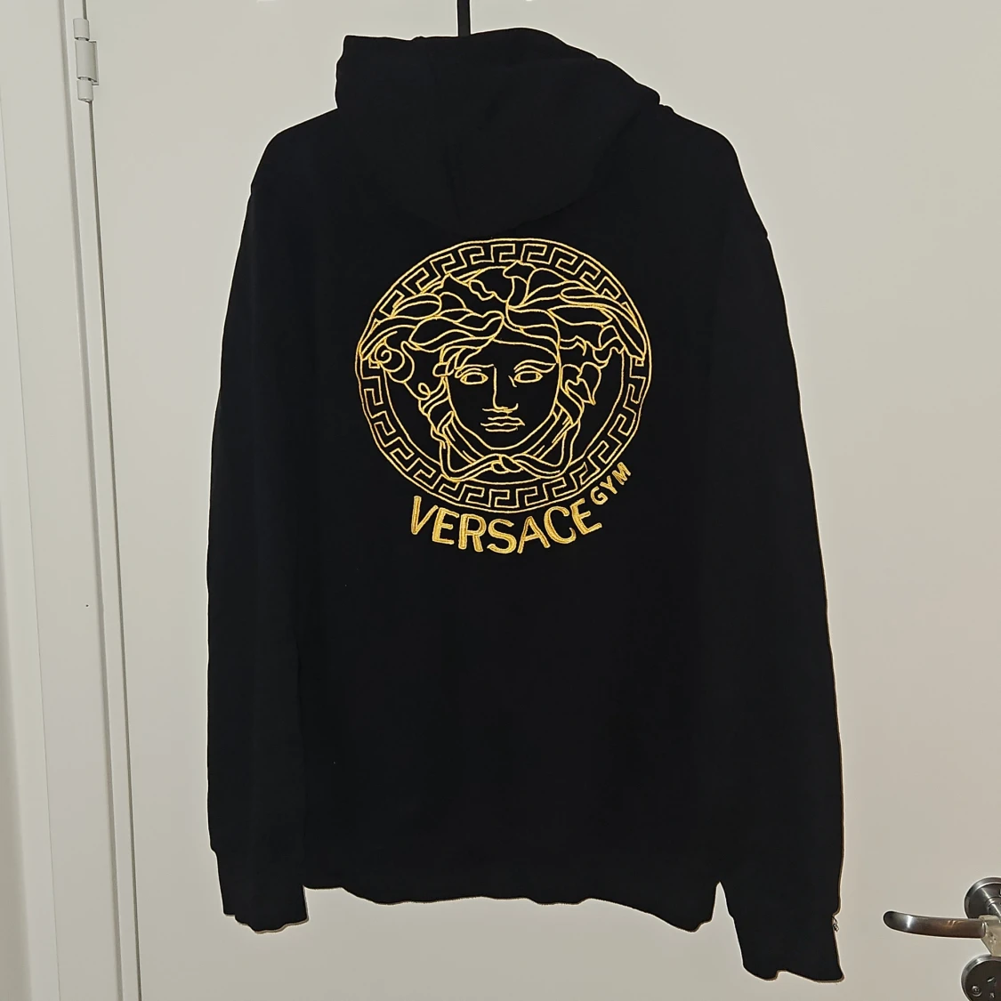 Svart hoodie med gul brodyr - 1