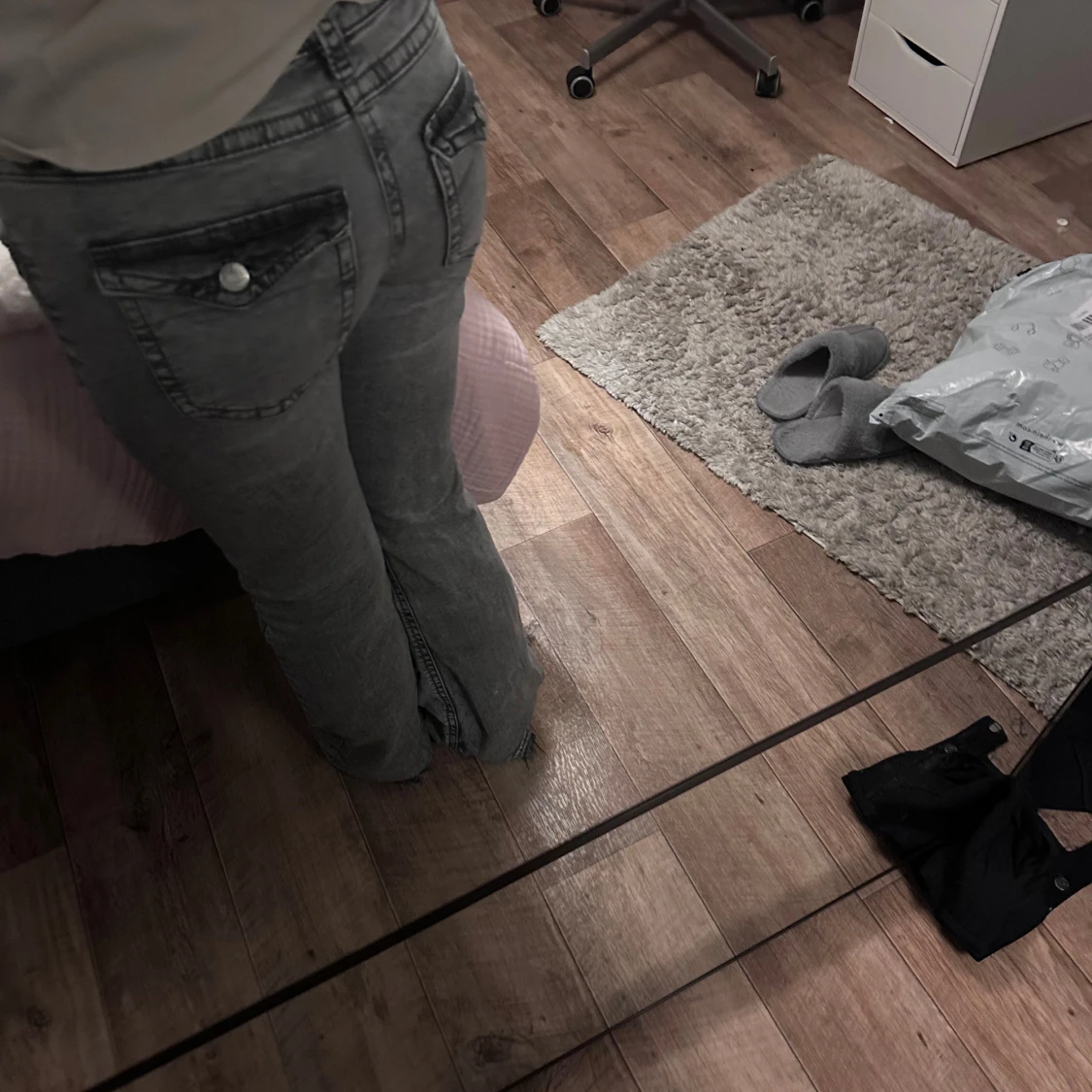 Grå bootcut jeans med fickdetaljer - 1