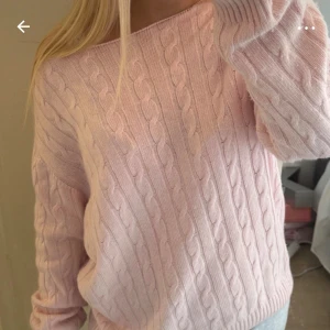  stickad tröja från subdued - Supermysig ljusrosa kabelstickad tröja med off shoulder hals! Från subdued! Ny pris 600kr mitt pris 300kr! Har inte kommit till någon användning därför säljer jag❤️ ljus rosa med mjukt skönt material! 5% Kashmir! Den är som ny! Storleken är one size!