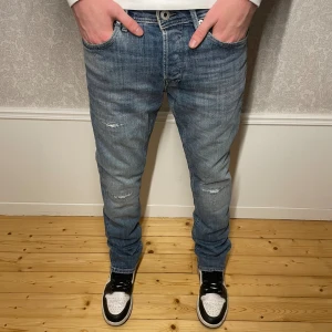 Jack & Jones Jeans - Blå Jack & Jones jeans - W29 L30 - Skick 9,5/10 - Nypris 900kr - Hör av er vid minsta fundering!