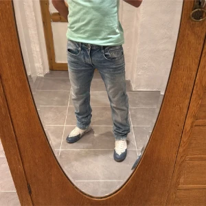 Replay jeans  - Ett par riktigt snygga byxor från Replay i storlek W33 L32 i modellen Anbbas 