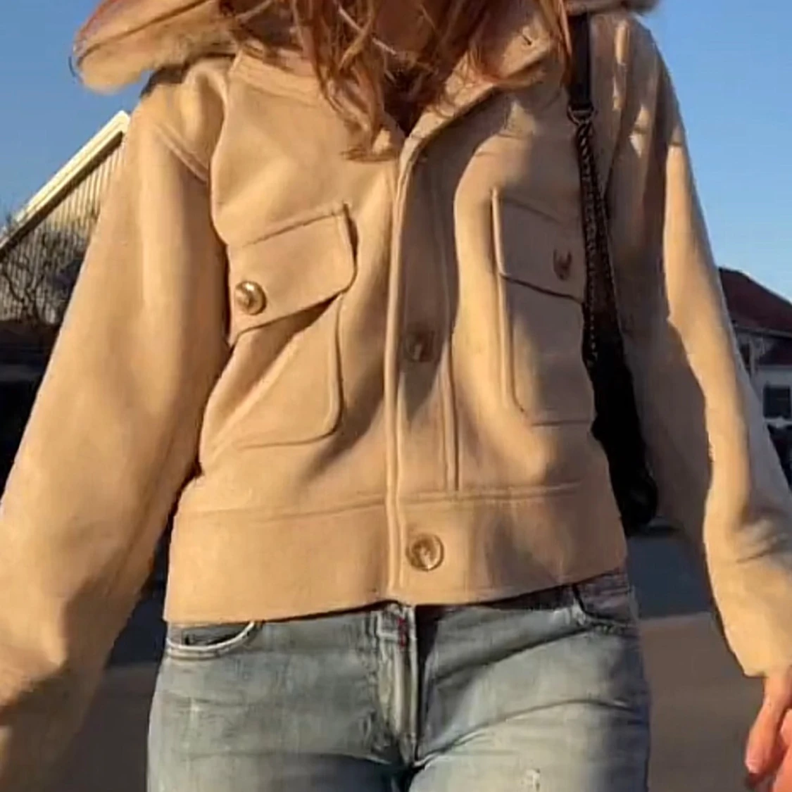 (Intressekoll) Beige jacka med pälskrage