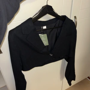 Kort Kavaj - kort Kavaj från HM. aldrig använt bara provat, köpte den i tyskland för ca 15 euro. 