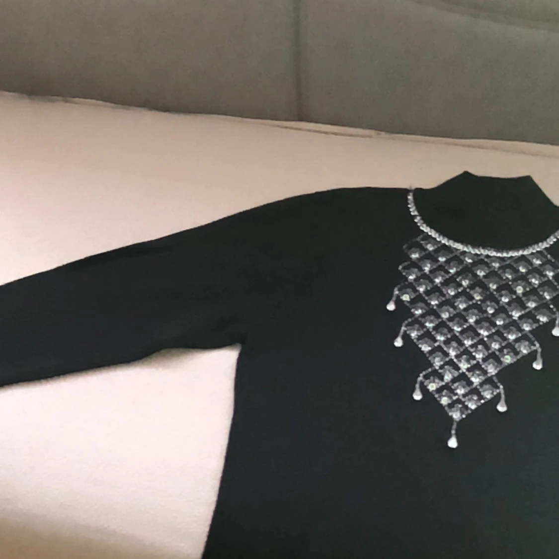 Svart polotröja med pärldetaljer - 2