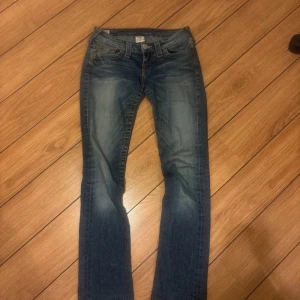 True religion jeans - Jätte snygga true religion jeans. Midjemått: 35 cm, innerbenslängd: 82 cm