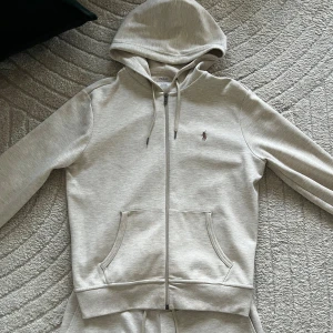 Ralph Lauren Tracksuit Beige nyskick - NYSKICK Ralph Lauren tracksuit i färgen beige. köpt ifrån Care of Carl för 3300kr. Kofta är storlek (M) medium och byxorna är (L) Large. Men jag personligen har storlek S/M i flesta kläderna då detta är slimfit så därav större size. ENDAST använd 3 ggr. BESTÄLLNINGSKVITTO FINNS SÅ KLART!