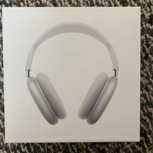 AirPods Max - Apple AirPods Max i silver, helt ny i oöppnad i orginalförpackningen Kvitto medkommer såklart.