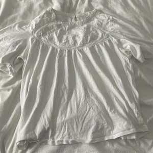 Vit blus från Zara - Säljer en söt vit blus från Zara i storlek 164. Användt få gånger