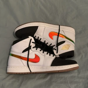 Nike Air Jordan 1 Mid med färgad swoosh - Nu pris på dessa går för cirka 2 000kr. De har bara används några få gånger och är nu för små därför säljer jag de. Boxen är inte till rätt skor men man får med boxen ändå även om de är till ett annat par skor om ni vill ha boxen.