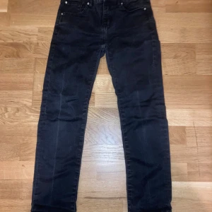 Svarta jeans från Lager 157, stl 160 - Svarta jeans från Lager 157 i storlek 160. Klassisk femficksmodell med raka ben och normal passform. Jeansen har knapp och dragkedja framtill samt bälteshällor. Materialet är bekvämt, perfekt för dig som gillar enkel och stilren look.