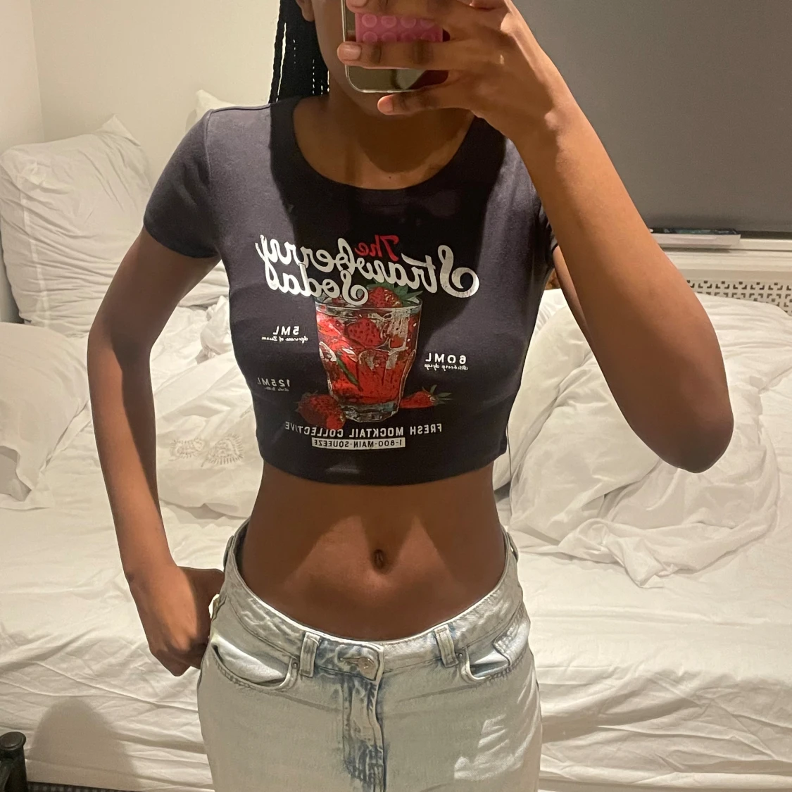 Svart croppad topp med jordgubbstryck - 1