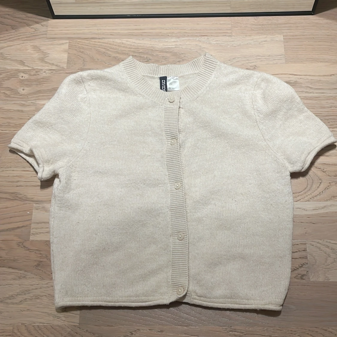 Beige kortärmad kofta från DIVIDED - 1