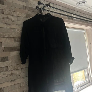 Svart skjorta från Vero Moda XL - Svart skjorta från Vero Moda i storlek XL. Skjortan  har krage, knappar framtill och långa ärmar. Materialet är lätt och känns som bomull, perfekt för dig som gillar en enkel och stilren look. 