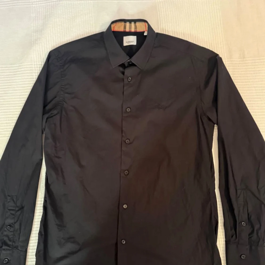 Svart Burberry skjorta med rutig detalj - 1