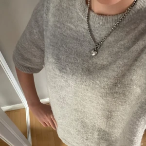 Grå stickad tröja med kort ärm - Jättefin stickad trekvartsärmad grå tröja. Den är ifrån Gina tricot i storlek M. Passar bra till allt både som basic tröja eller som ett lite finare plagg. Väldigt bra skick och är inte så använd alls. Kolla gärna in min profil för andra snygga plagg! Hör av er vid frågor eller funderingar! 