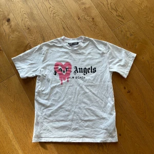 Vit Palm angels t-shirt - En Palm angels t-shirt, skick 9/10, behöver strykas annars är den perfekt, storlek L