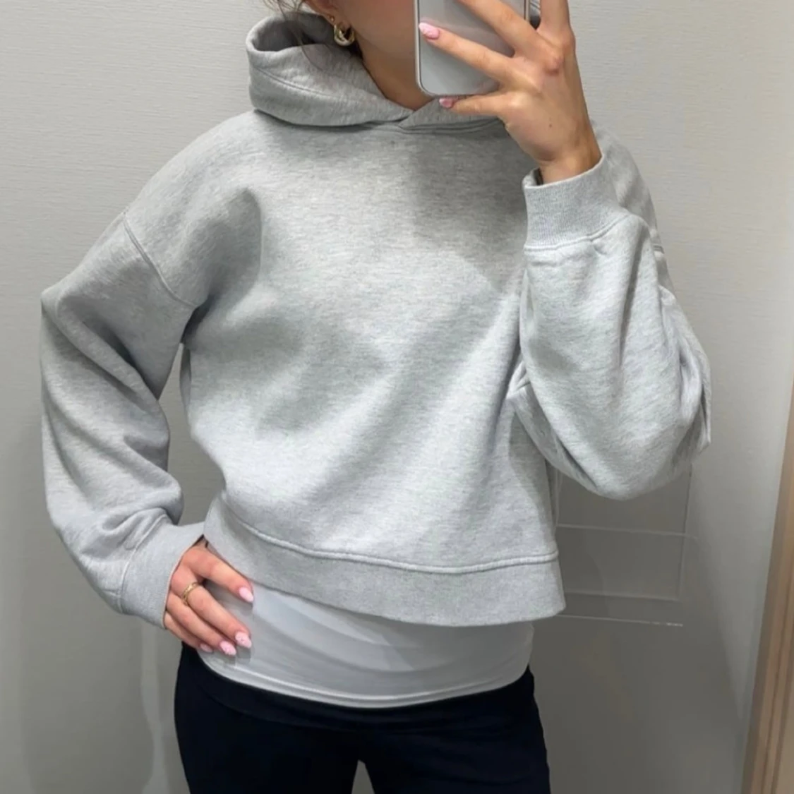 Croppad grå hoodie - 1