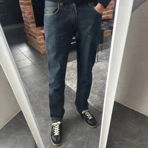 J.Lindeberg jeans - Säljer ett par mörkblå jeans från J.Lindeberg med klassisk. Jeansen har rak passform och normal midja, tillverkade i mjukt denimtyg. Perfekta för dig som gillar stilrena och tidlösa jeans. Hör av er vid frågor!