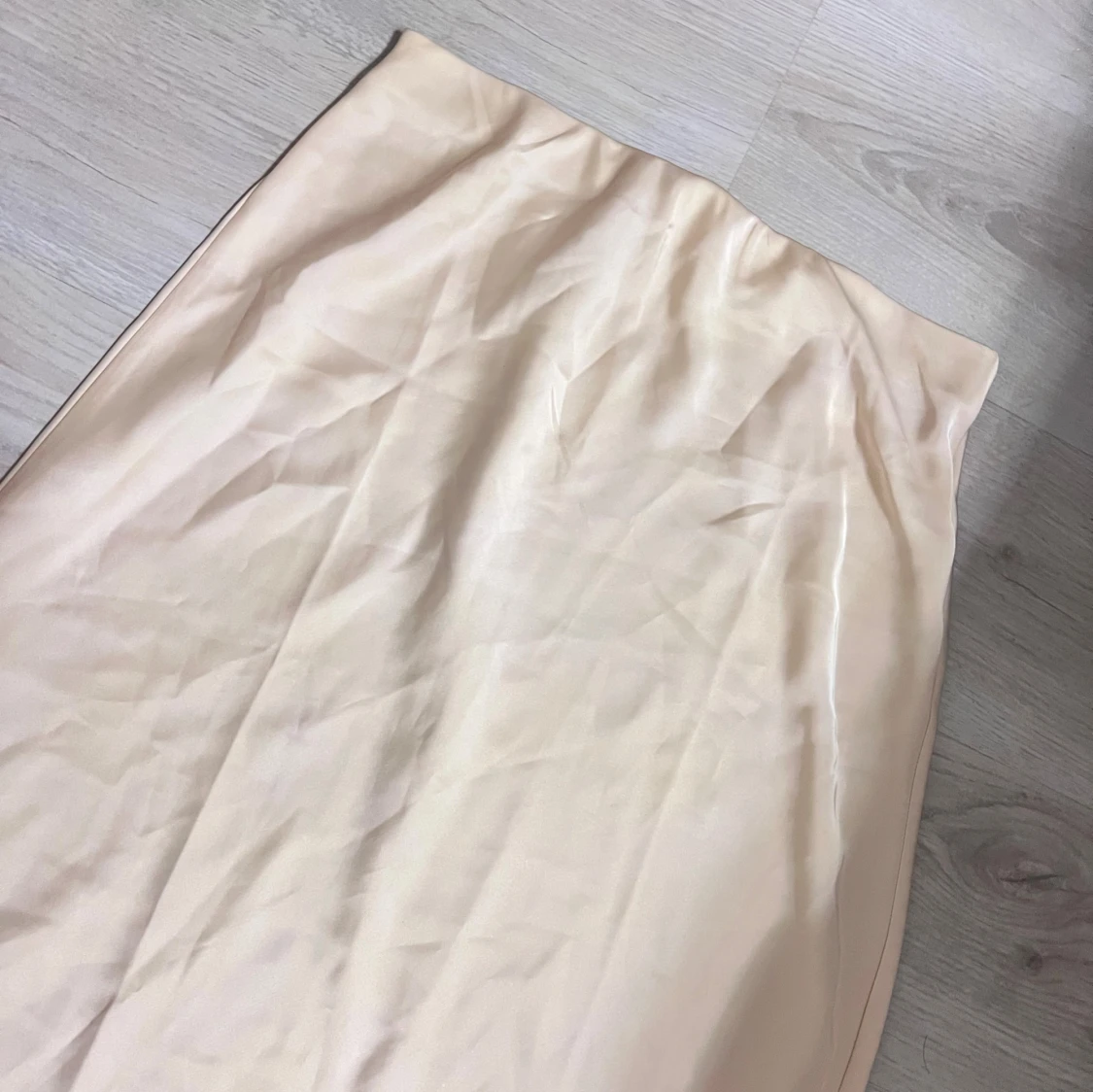 Ljusbeige långkjol i satin - 1