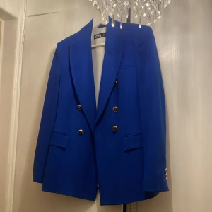 Kavaj från Zara - Jättefin blå kavaj som aldrig tyvärr kommit till användning. Storlek XS. 