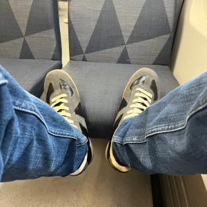 Grå och svarta Maison margiela Gats - •Gammla bilder• skick: Inga defekter, inga fläckar som inte går bort. Har även tagit väl hand om dessa genom att ge en tvätt på dom varje dag efter jag haft dom på mig utomhus. Använda kanske 11-12 gånger men ser ut som 2-3 gånger. Pris kan inte diskuteras. •box samt dustbag medkommer.