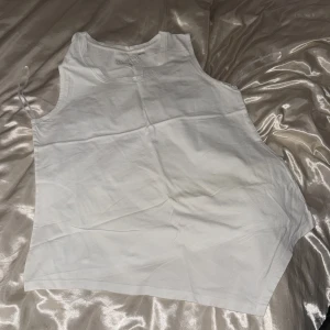 Vit linne  - Snyggt vit linne till sommaren, med lite speciel struktur nertill 