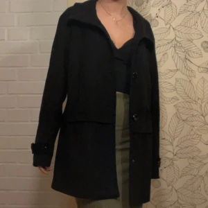 Svart kappa Vero Moda - Svart kappa från Vero Moda i storlek L. Fint skick. En av knapparna sitter lite löst, men två extra hänger med också. Fint skick  Kolla gärna in mina andra artiklar också för lite bundle-rabatt😊