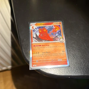 Ethan's Magcargo - Cool Pokémon-kort med Magcargo, perfekt för samlare och fans! Kortet har 130 HP och unika attacker som Melt Away och Lava Burst. Ett måste för dig som älskar Pokémon och vill boosta din samling med ett eldigt kort!