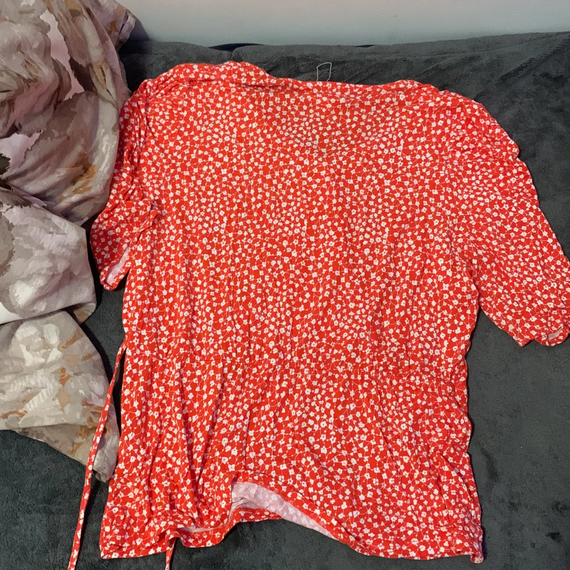 Röd blommig omlottklänning Holly & Whyte - 2