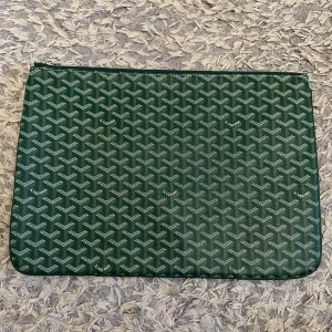 Kuvertväska grön - En grön kuvertväska i sitt unika mönster. Man kan ha den för datorn eller större accessoarer 😁                 Skriv vid frågor!