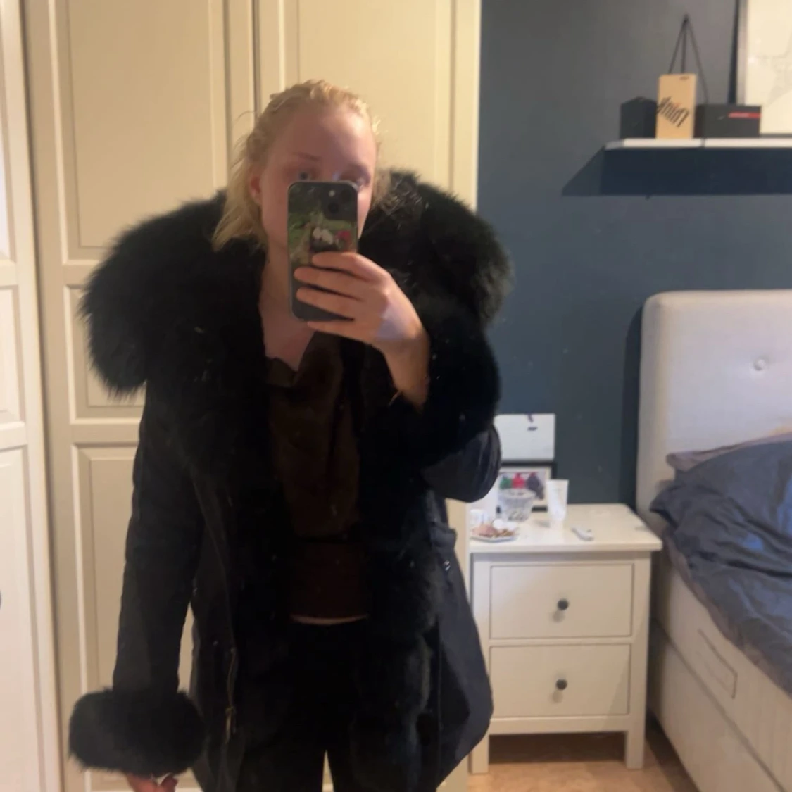 Svart pälsjacka med fluffig krage