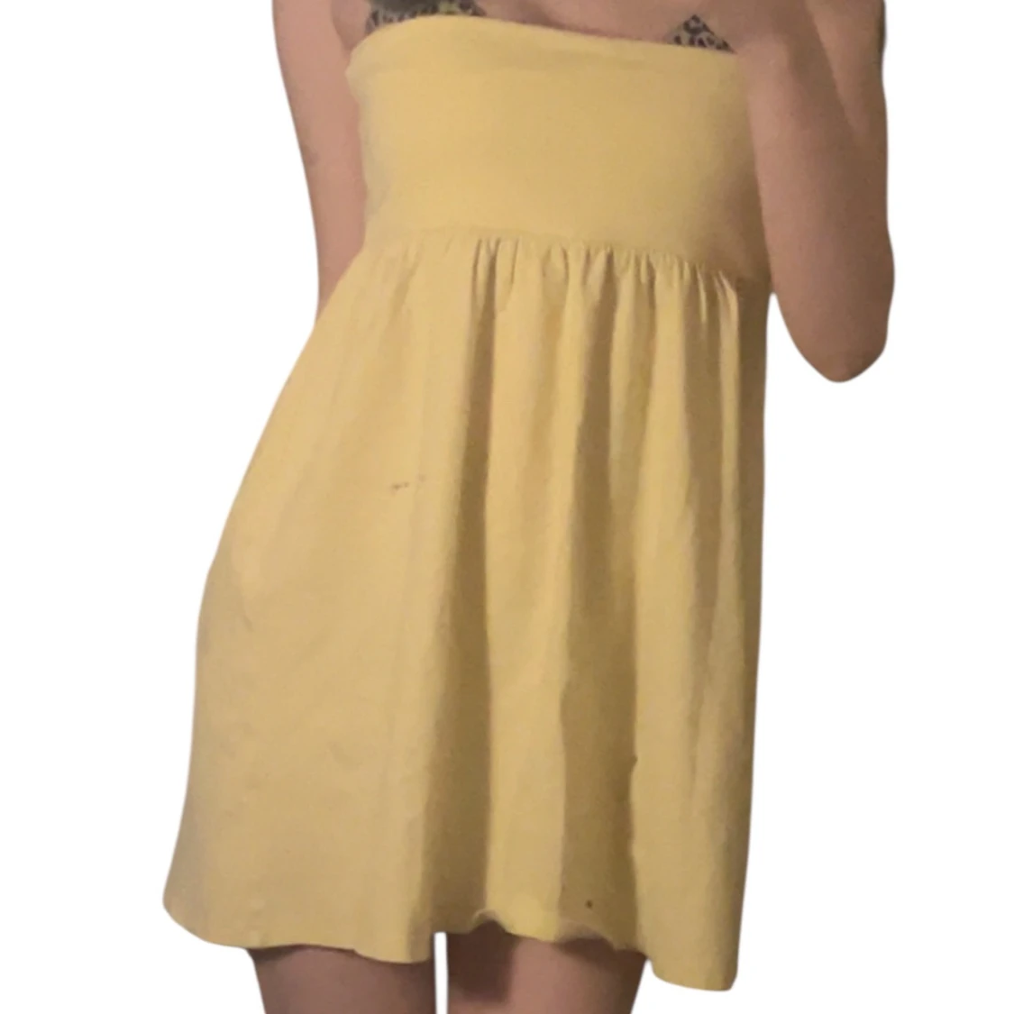 Gul axelbandslös kort klänning