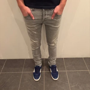 Dondup Jeans  - Dondup Jeans. Trendigaste jeansen på marknaden.  Skick= 9,5/10 Ny pris= 4000 kr Säljs för= 749 kr (modellen är destroyed från fabrik vilket är väldigt populärt)