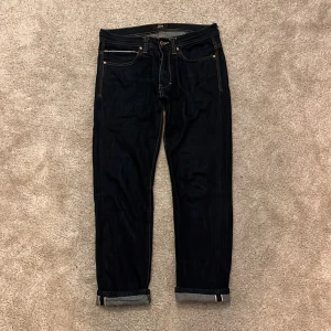 Neuw Selvedge Jeans - Hej! Säljer dessa riktigt feta dry Selvedge Jeansen från Märket Neuw! Materialet är 100% bomull! Som nya! Modell: Lou slim fit. Storlek 29/32 men jeansen har lagts upp och är nu 29/29 skulle jag säga. Vid osäkerhet så kan jag skicka mått vid intresse av köp! Dessa har knappt börjat få tecken på fades och är därför redo för att få en ny historia! Nypris: 2700kr~! Mvh DC