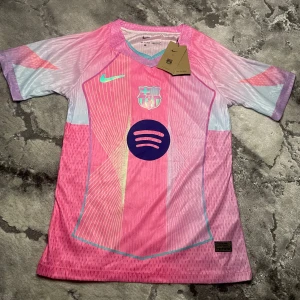 FC Barcelona x Nike T-shirt  - FC Barcelona x Nike T-shirt 👕 Storlek: S 📏 Skick: 9,5/10  Pris: 249kr💵  Färg: Rosa Frakt: Fraktas samma dag, anländer till ditt hus inom 3-4 dagar🚚  Tveka inte att skriva vid minsta fråga!💭