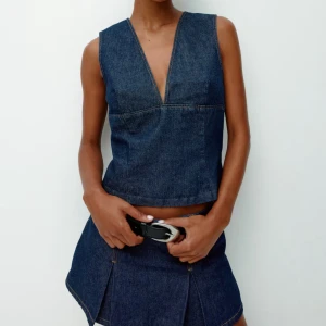 Mörkblå jeanstopp - Snygg topp. Helt ny!