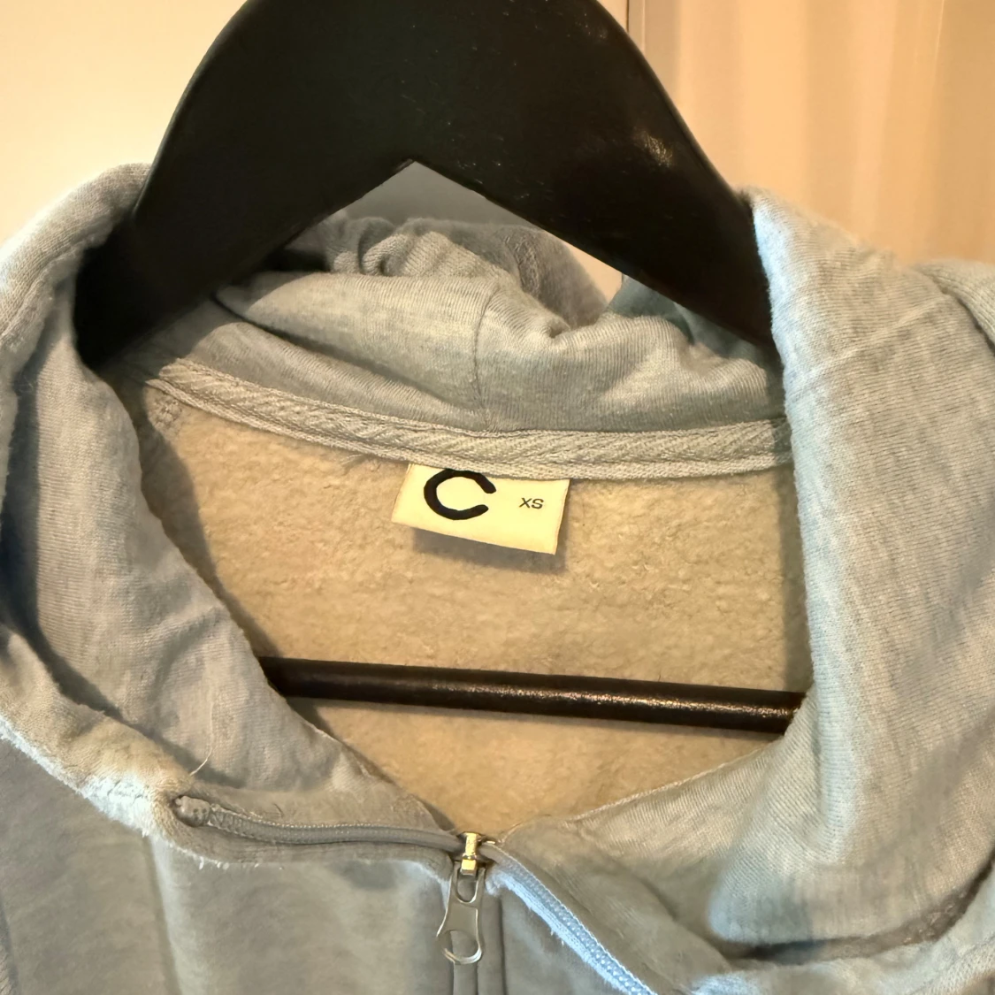 Ljusgrå hoodie med dragkedja XS - 1