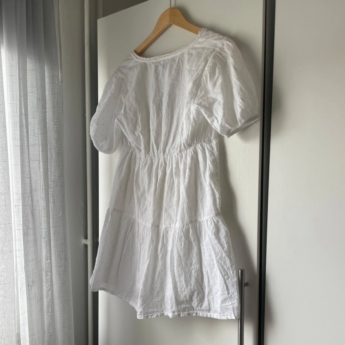 Vit klänning med v-ringning - 1