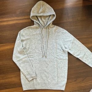 Merinoull hoodie - Ljusgrå hoodie i 100% merinoull | Storlek S | Bara testad, skick 10/10 | Hör av dig vid frågor eller fler bilder!🌟